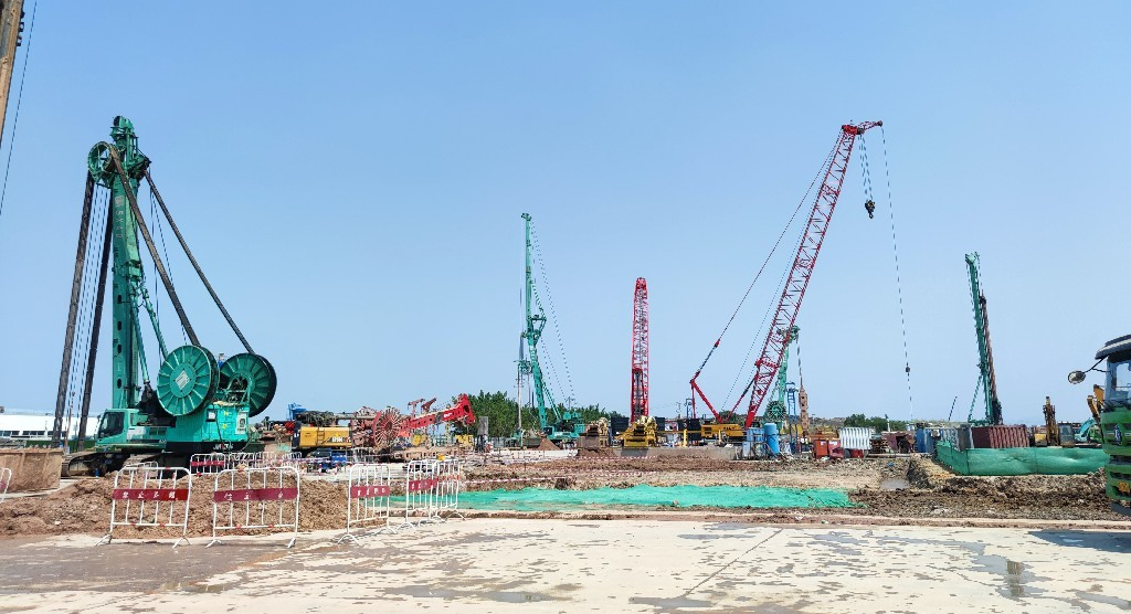 金泰抓钻铣设备马力全开，汇战“羊城花冠”白云机场T3航站楼